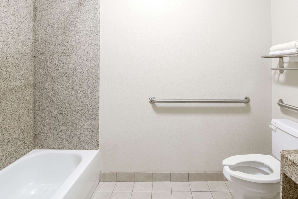 Room, 1 King Bed, Accessible, Non Smoking (Mobility, Bathtub w/Grab Bars)