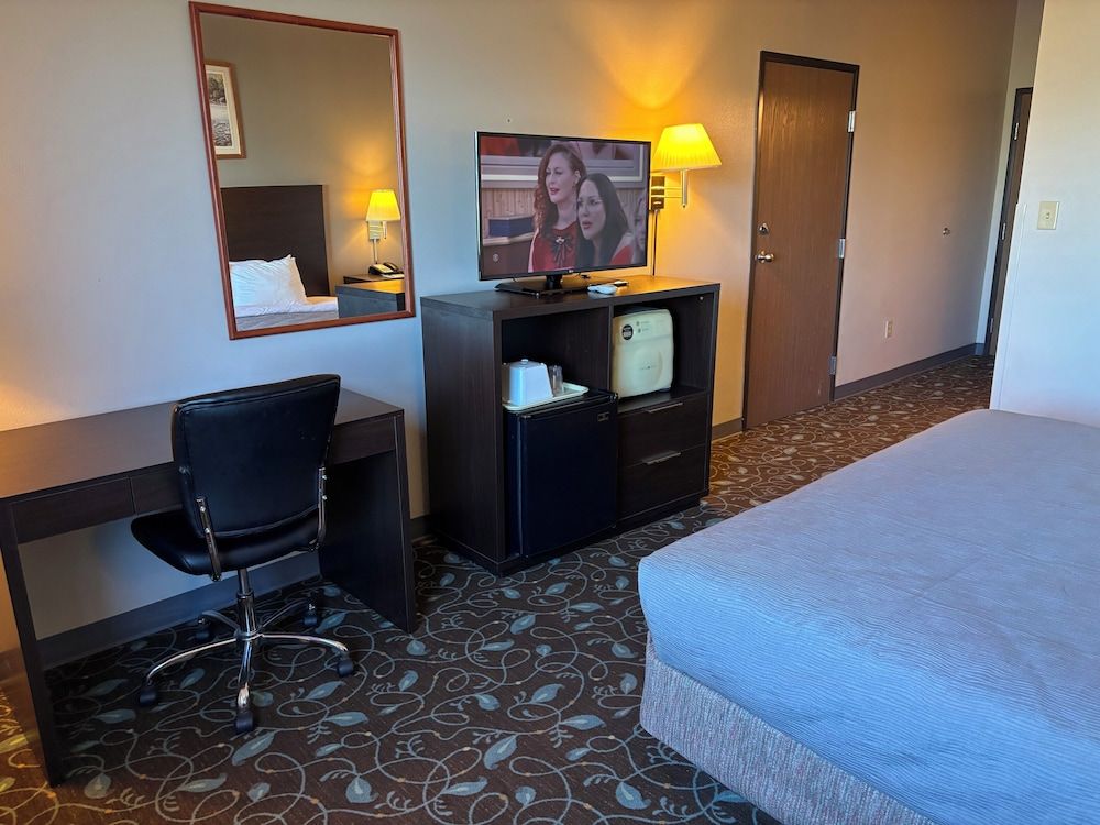 Quality Inn & Suites Room, 1 King Bed, Accessible, Non Smoking 7