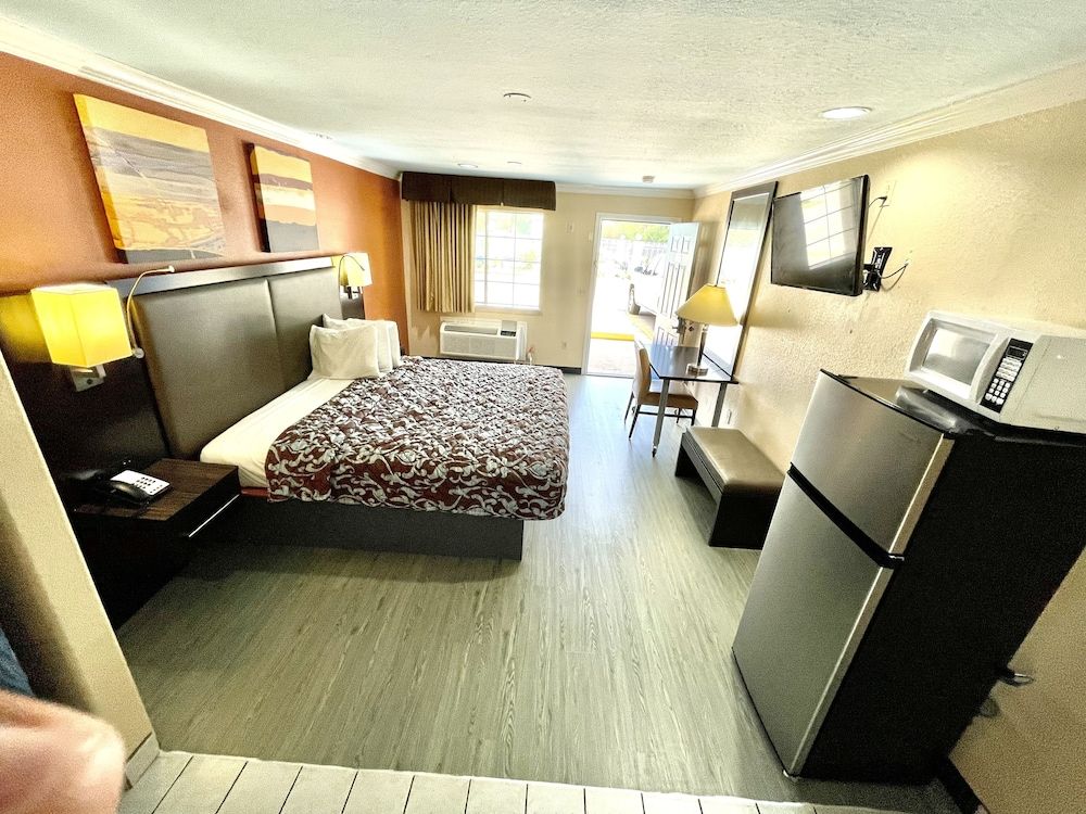 Standard Suite, 1 King Bed, Non Smoking, Jetted Tub