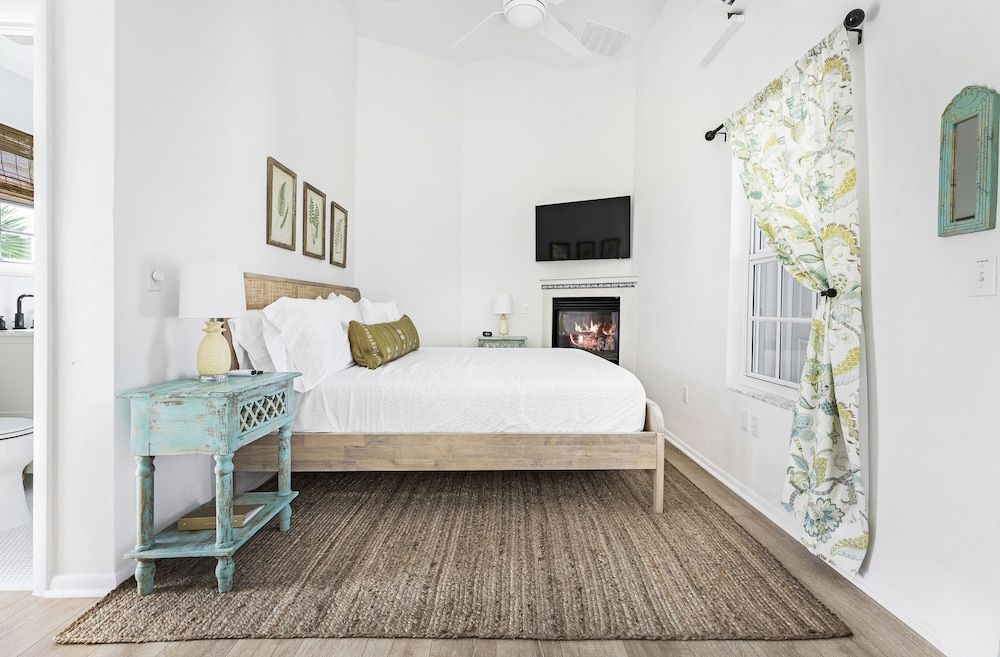 Deluxe Studio Suite, 1 King Bed, Balcony, Partial Ocean View (Non-Pet Room)