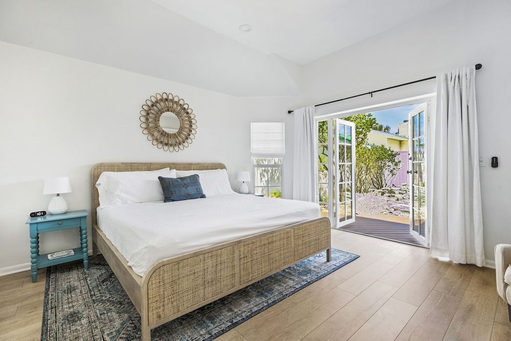 Superior Studio Suite, 1 King Bed, Garden View (Pet Friendly)