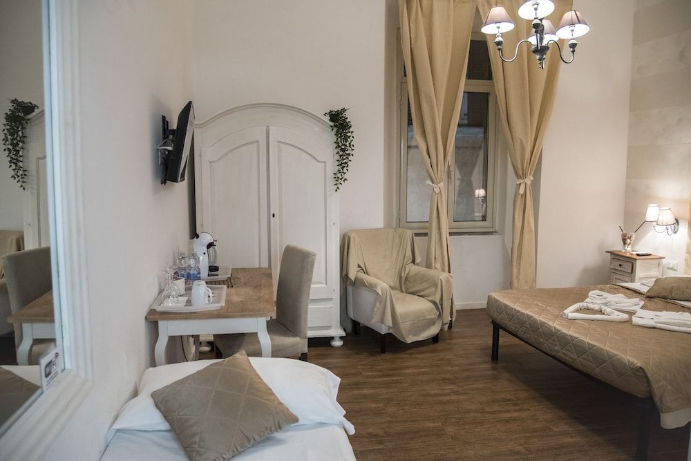 Juno Pantheon Triple Room