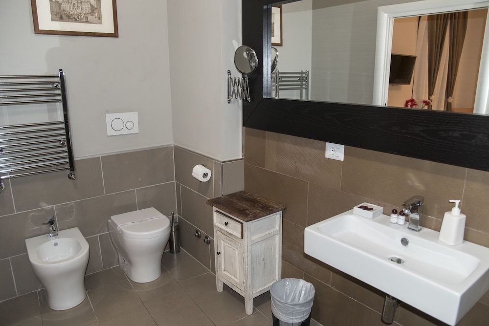 Juno Pantheon Double Room (with lounge) 5