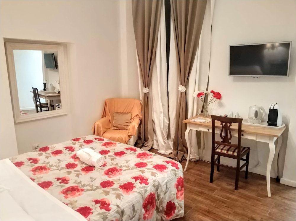 Juno Pantheon Double Room (with lounge) 4