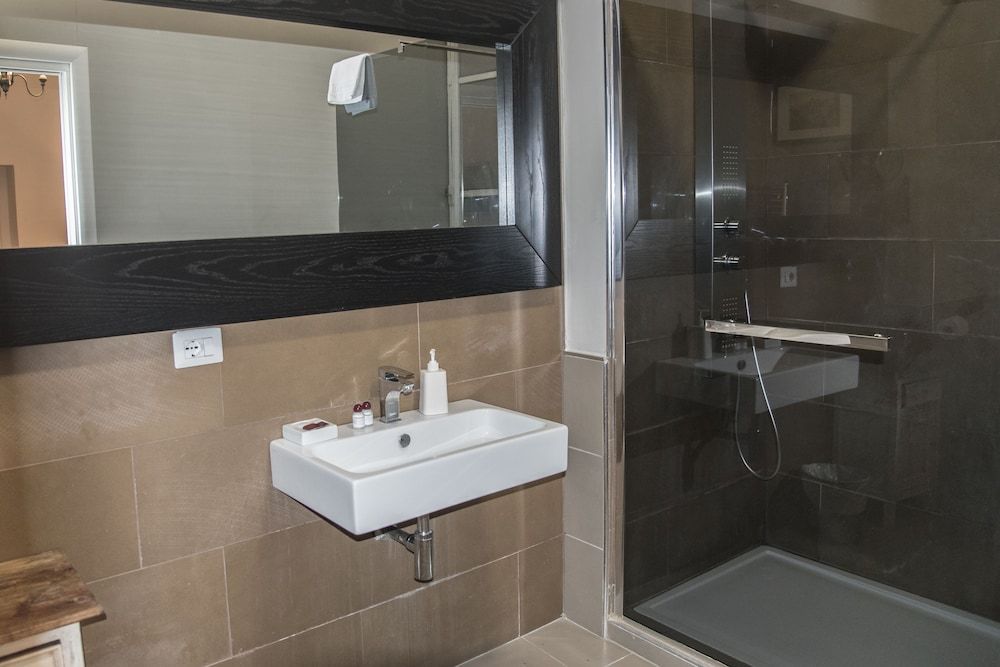 Juno Pantheon Double Room (with lounge) 6