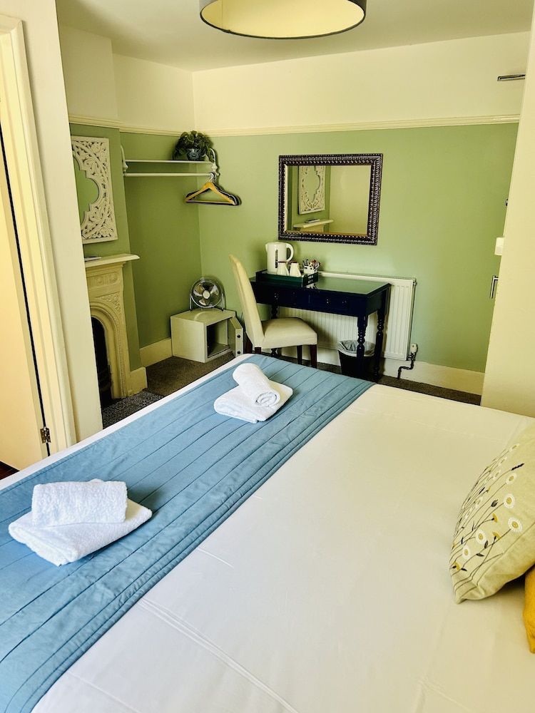 Guestling Hall Hotel Room 9 4