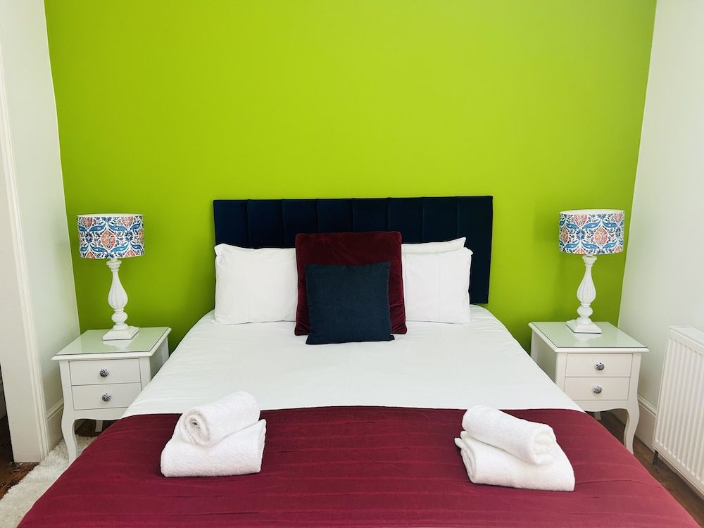 Guestling Hall Hotel Room 8 4