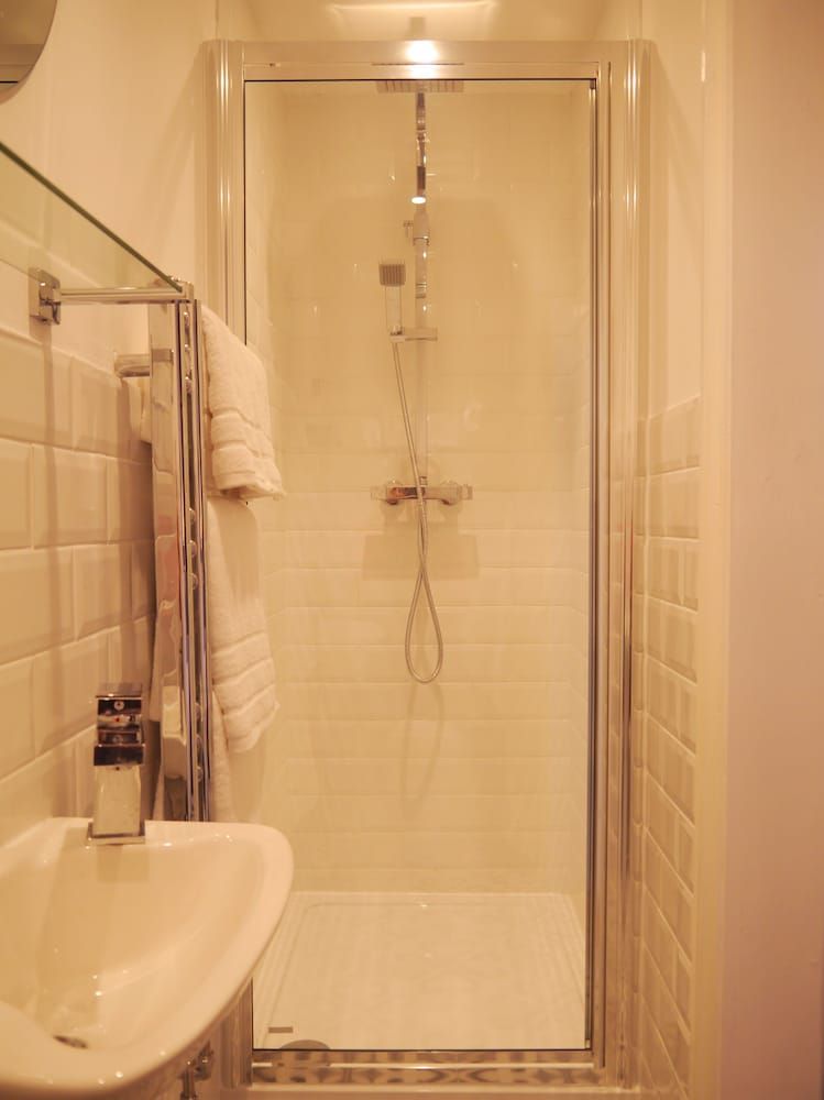 Guestling Hall Hotel Room 1 2