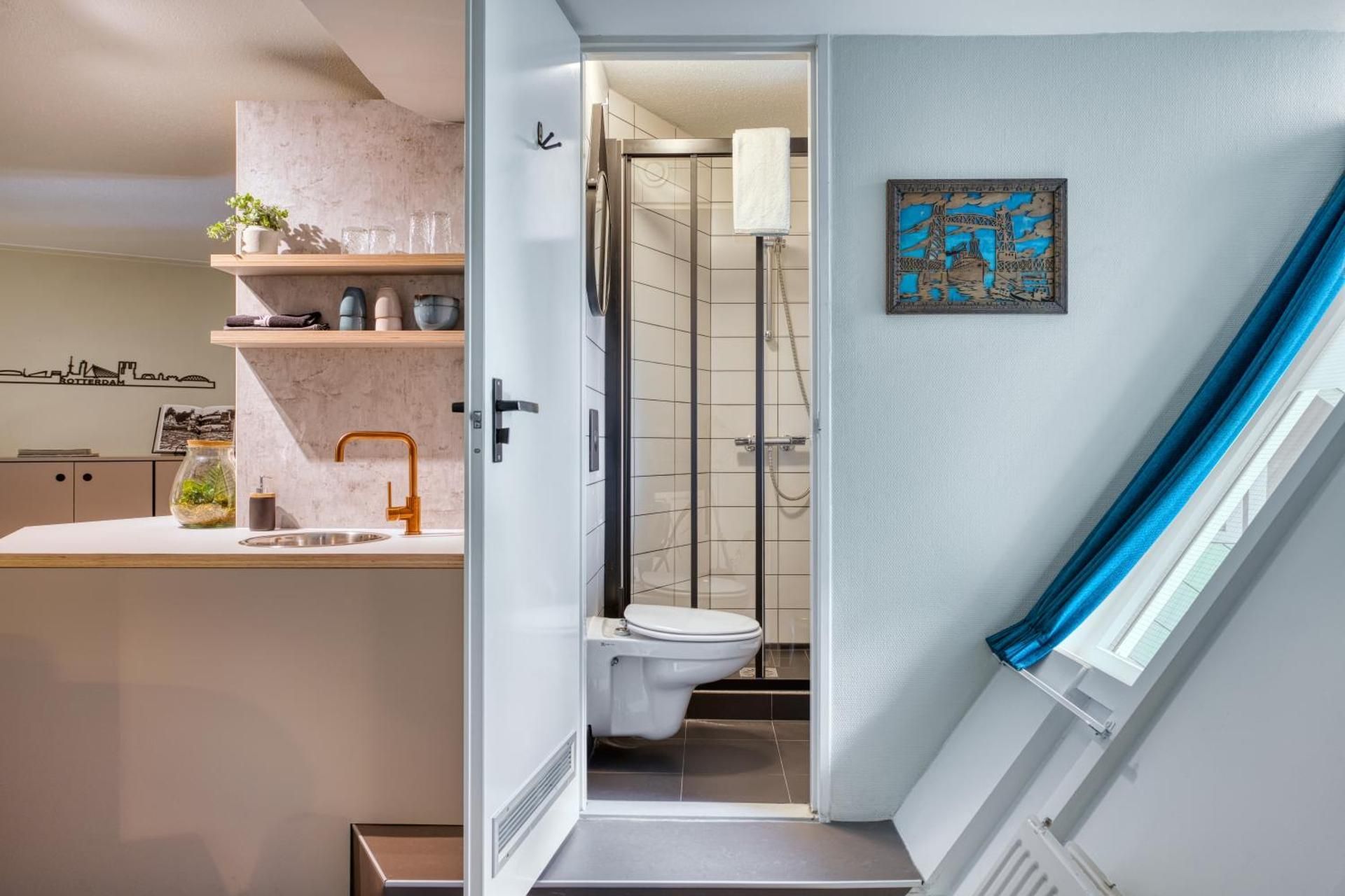 Stayokay Hostel Rotterdam Cube Studio with Shower 3