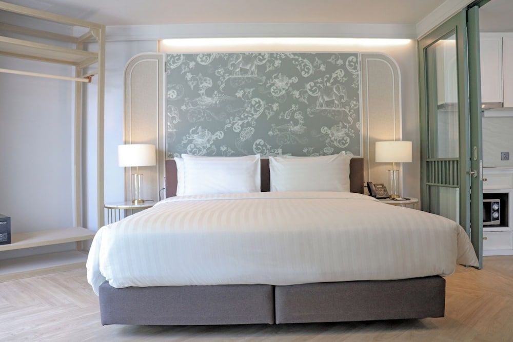 Quarter One-Bedroom Suite with Balcony, King Bed