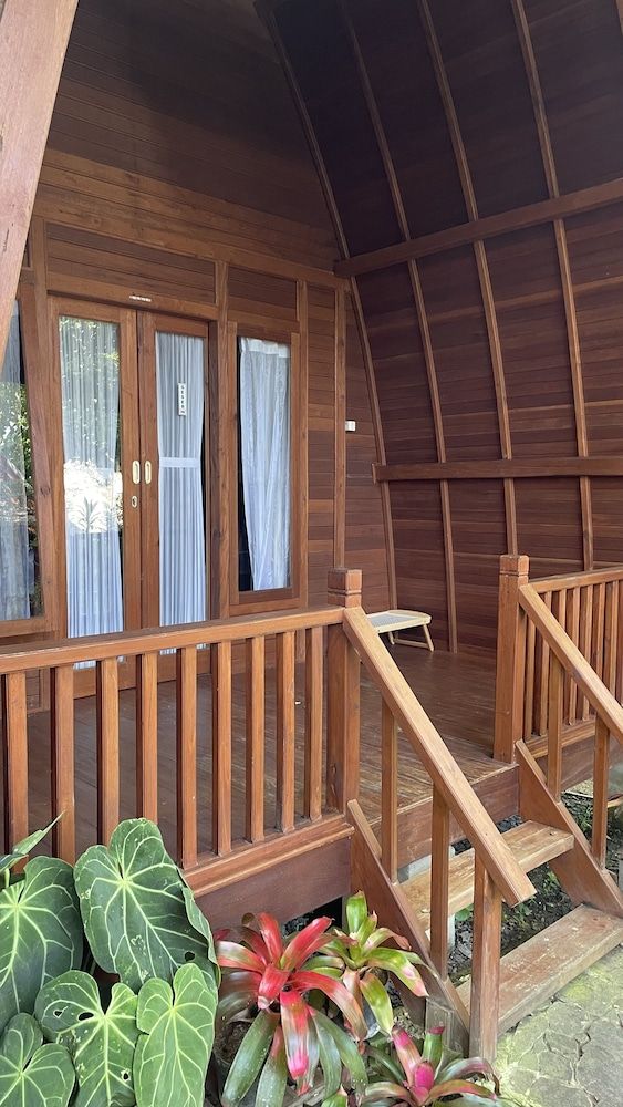 Raffles Inn Labuan Bajo Deluxe Room, 1 Queen Bed, Non Smoking, Garden View 3