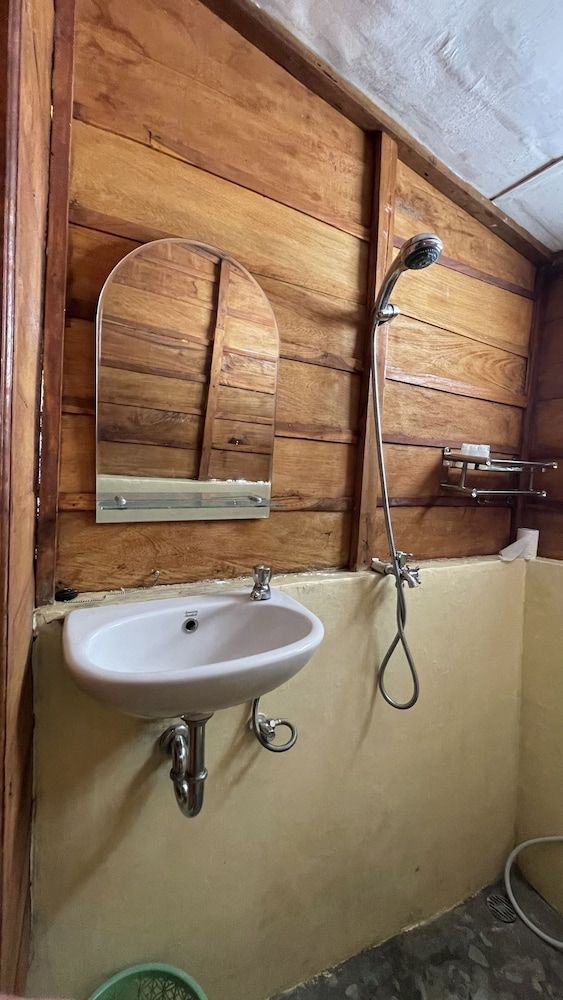 Raffles Inn Labuan Bajo Standard Room 7