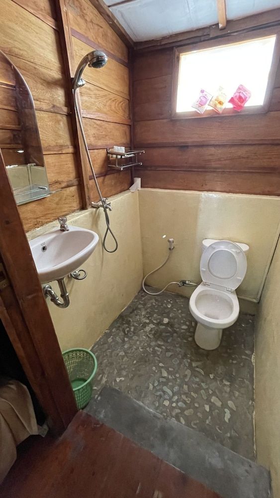 Raffles Inn Labuan Bajo Standard Room 8