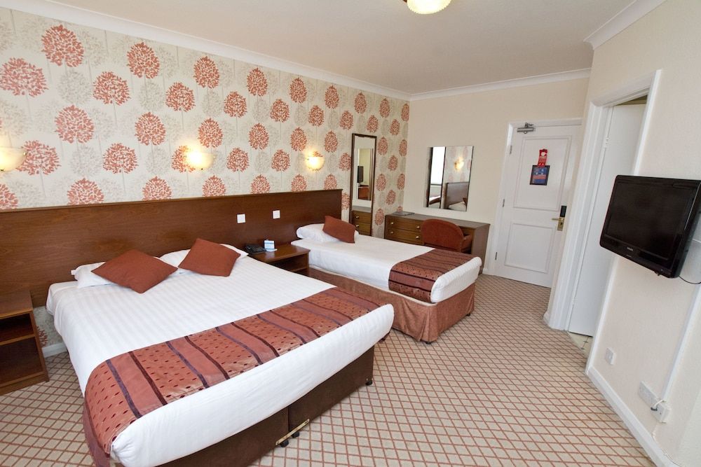 TLH Toorak Hotel - TLH Leisure, Entertainment and Spa Resort Family Triple Room (2 Adults + 1 Child) 2