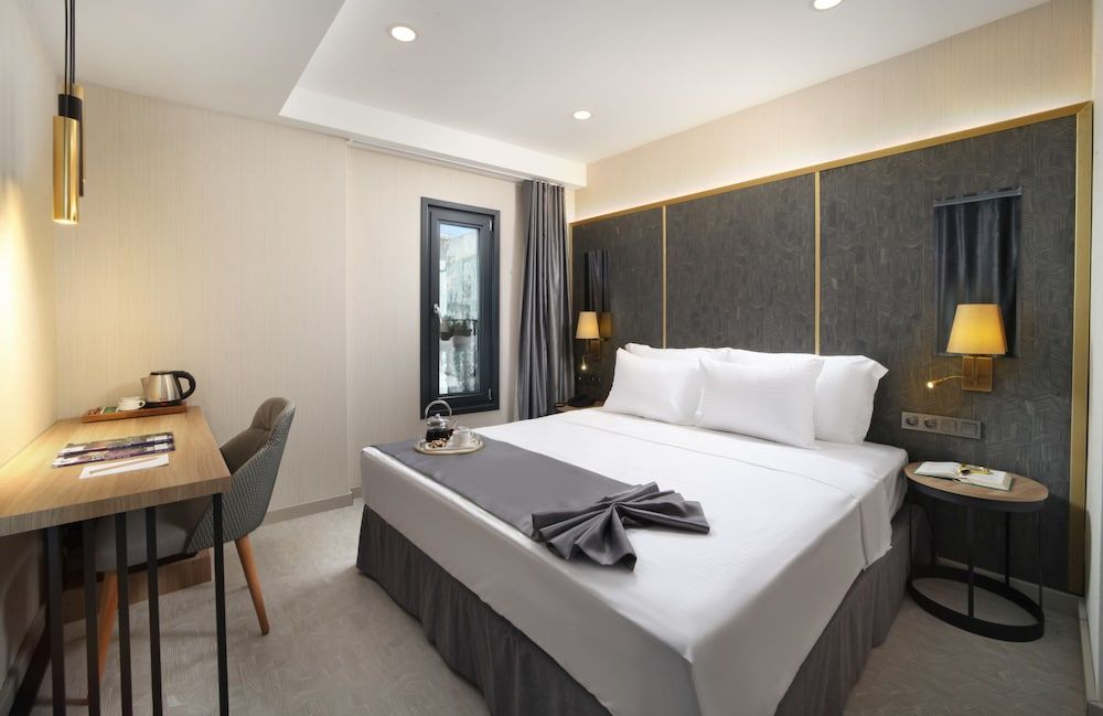 Honeymoon Suite with Turkish Hammam, Bathtub and Balcony