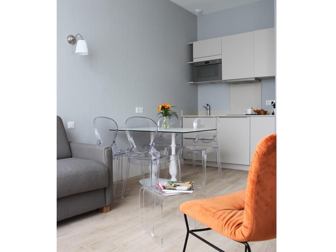 Apartment-Suite-Ensuite with Bath-Street View