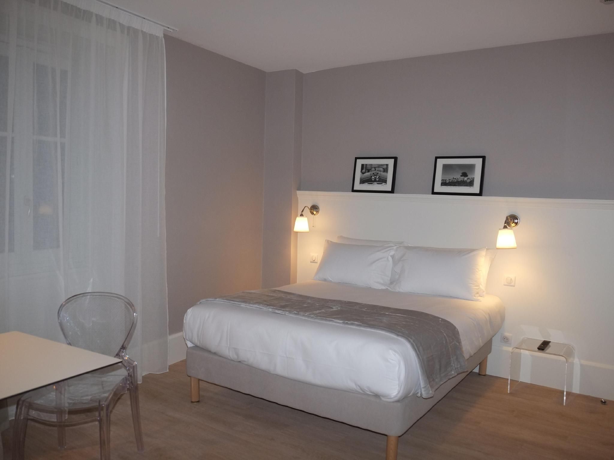 Studio-Standard-Ensuite with Bath-Street View