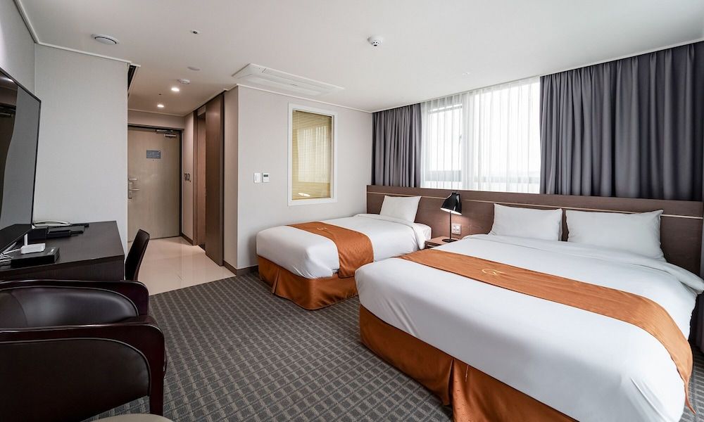 Golden Tulip Essential Namgang Deluxe Room, Multiple Beds (1 QueenBed & 1 TwinBed) 2