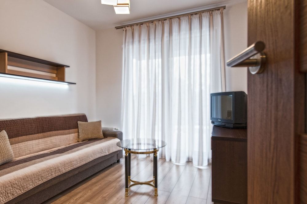 Apartment (210)