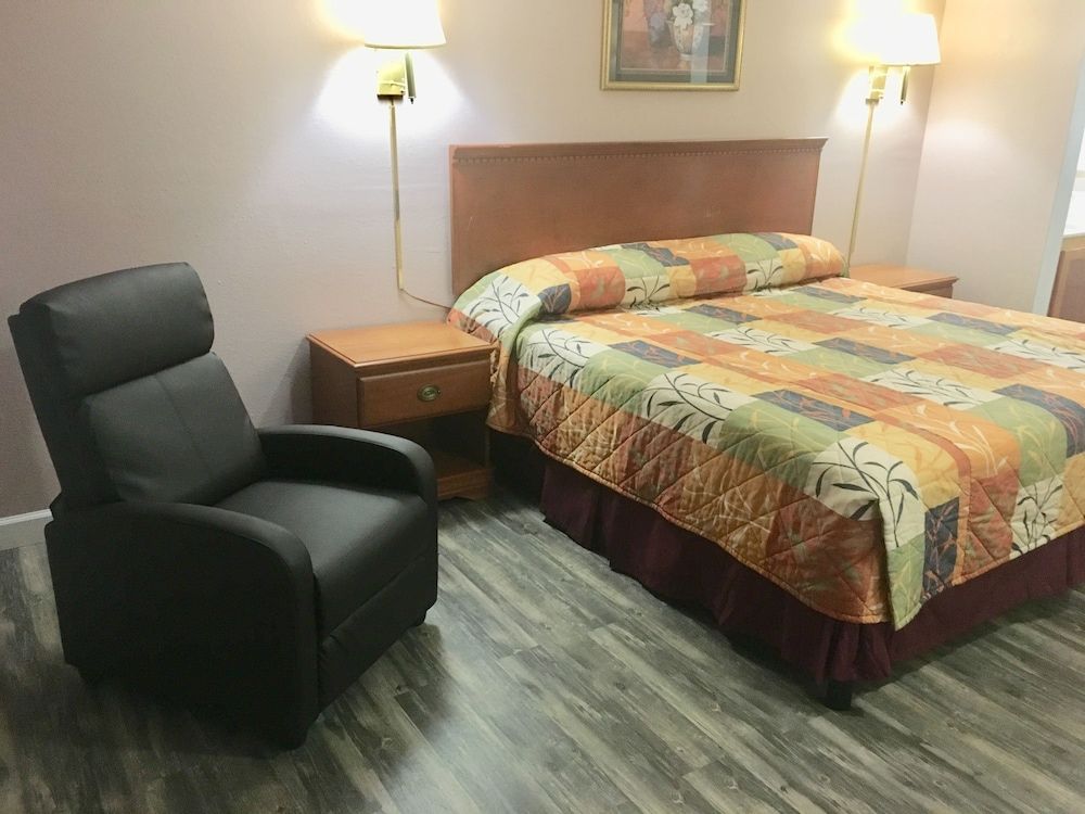 Standard Single Room, 1 King Bed, Smoking