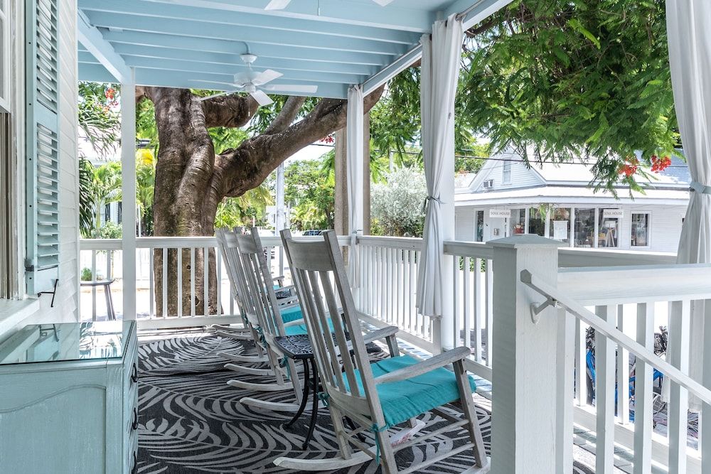 undefined The Porch on Frances Inn 9
