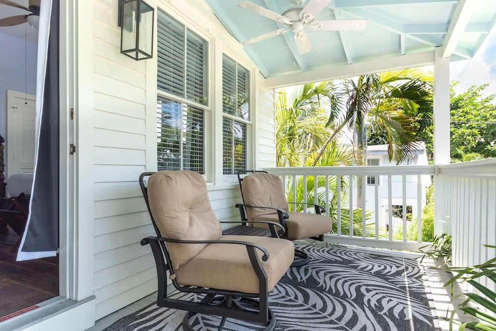 undefined The Porch on Frances Inn 8