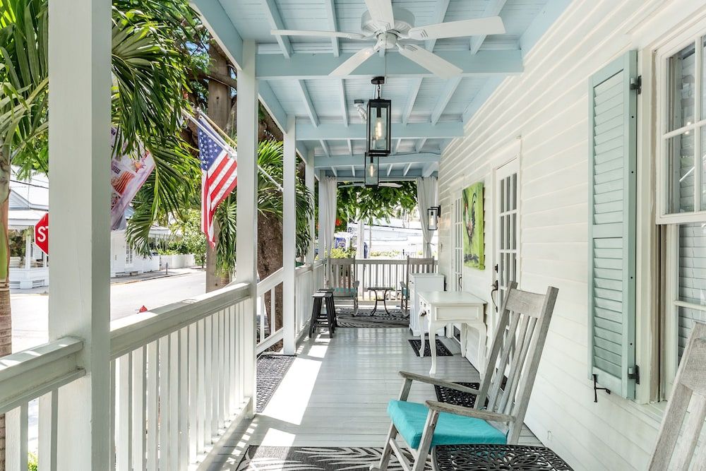 undefined The Porch on Frances Inn 7
