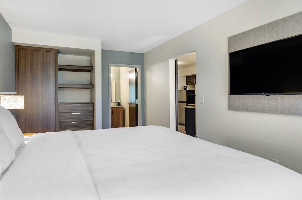 MainStay Suites Great Falls Airport Deluxe Suite, 1 King Bed with Sofa bed, Accessible, Non Smoking (Roll-In Shower, Efficiency) 2