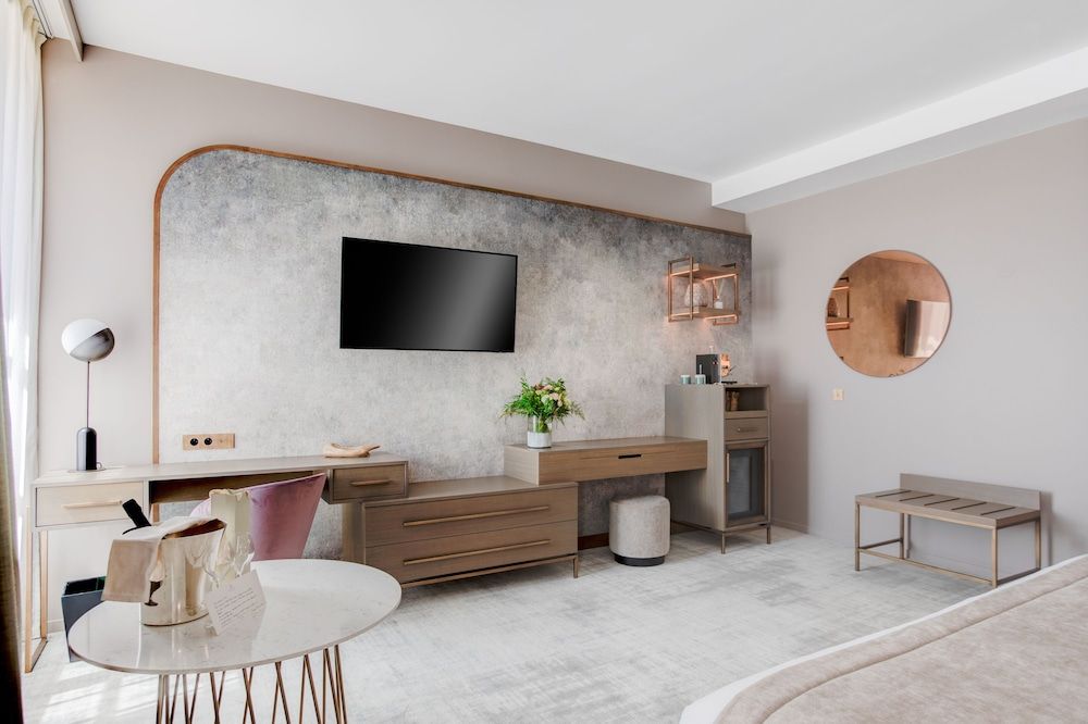 Fleur de Loire Deluxe Triple Room 6