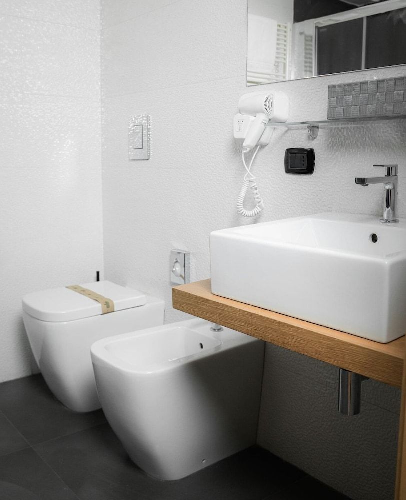 Sweet Central Hotel Romantic Double Room, 1 King Bed, Bathtub 5