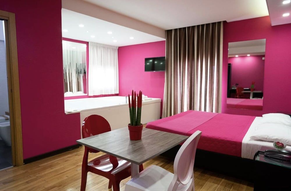 Sweet Central Hotel Romantic Double Room, 1 King Bed, Bathtub 3