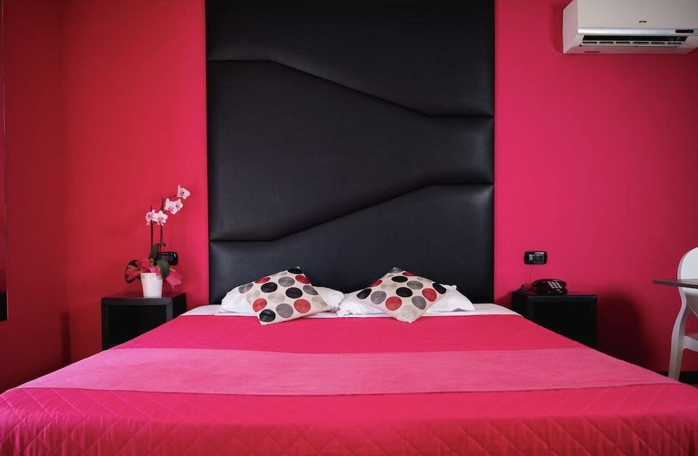 Sweet Central Hotel Romantic Double Room, 1 King Bed, Bathtub 4