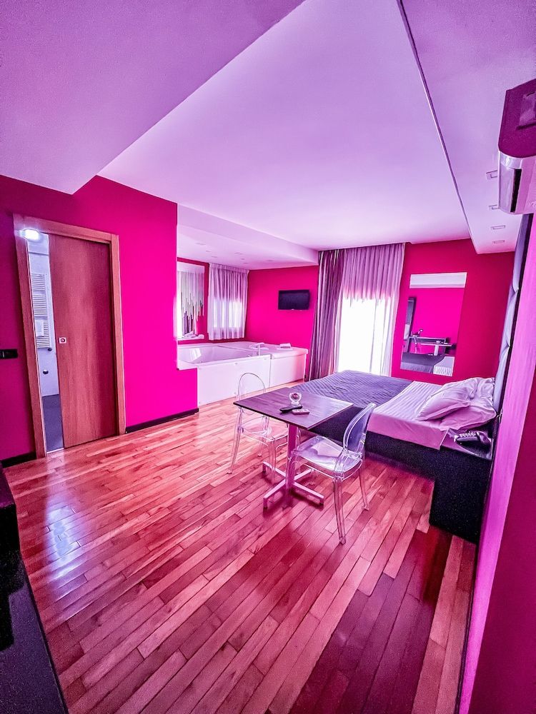 Sweet Central Hotel Romantic Double Room, 1 King Bed, Bathtub 9