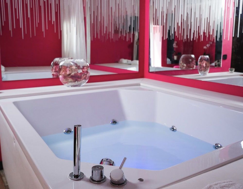 Sweet Central Hotel Romantic Double Room, 1 King Bed, Bathtub 8