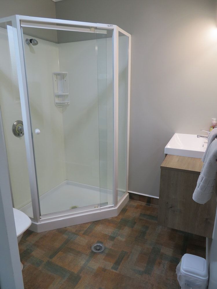 Commodore Court Motel Queen Studio 7