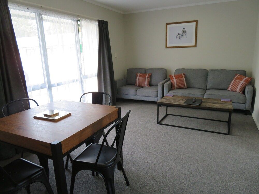 Commodore Court Motel