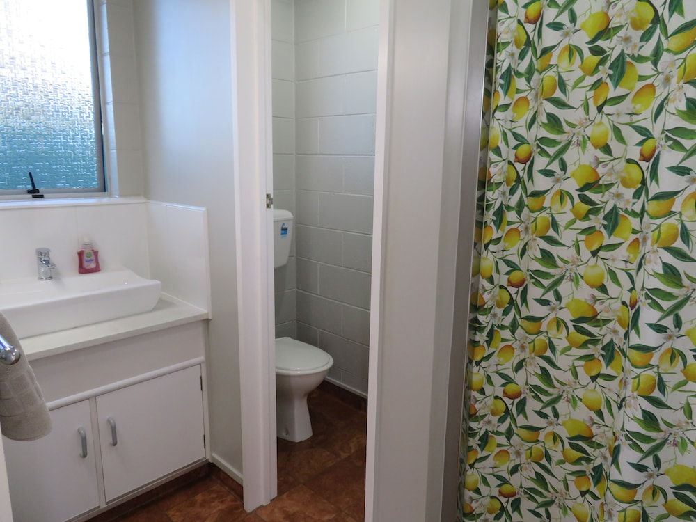 Commodore Court Motel Queen Studio 5