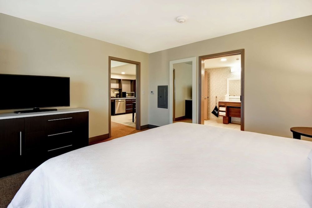 Suite, 1 King Bed, Accessible (Mobility & Hearing, Roll-in Shower)