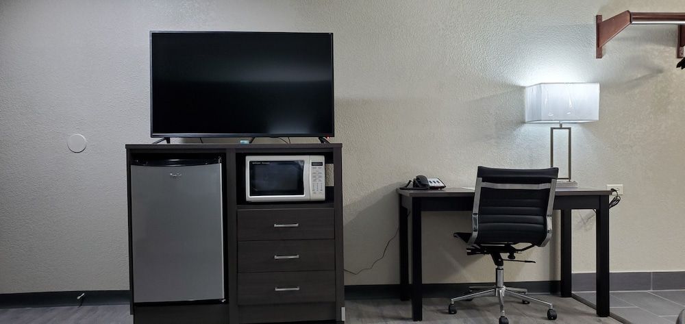 Crescent Park Motel & Suites Standard Single Room, 1 King Bed 3