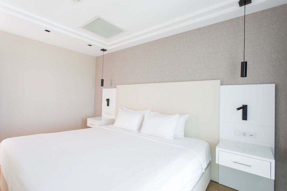 2 Bedroom Apartment with Balcony and View