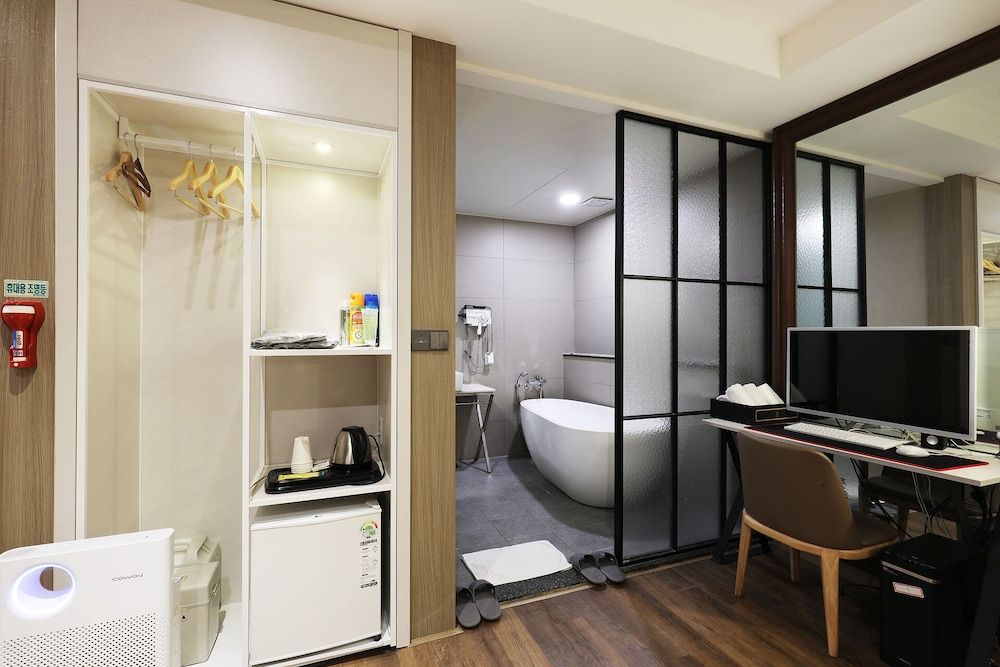 Mind Hotel Deluxe Room 4