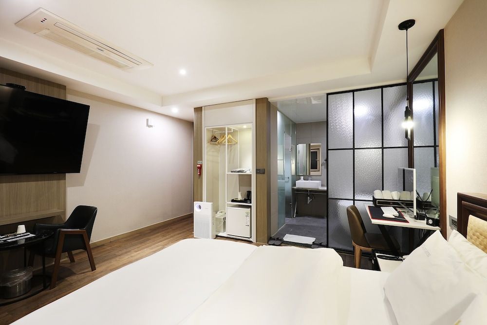 Mind Hotel Deluxe Room 9