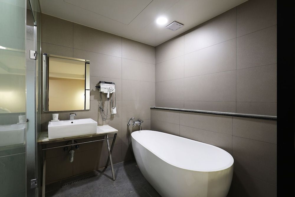 Mind Hotel Deluxe Room 5