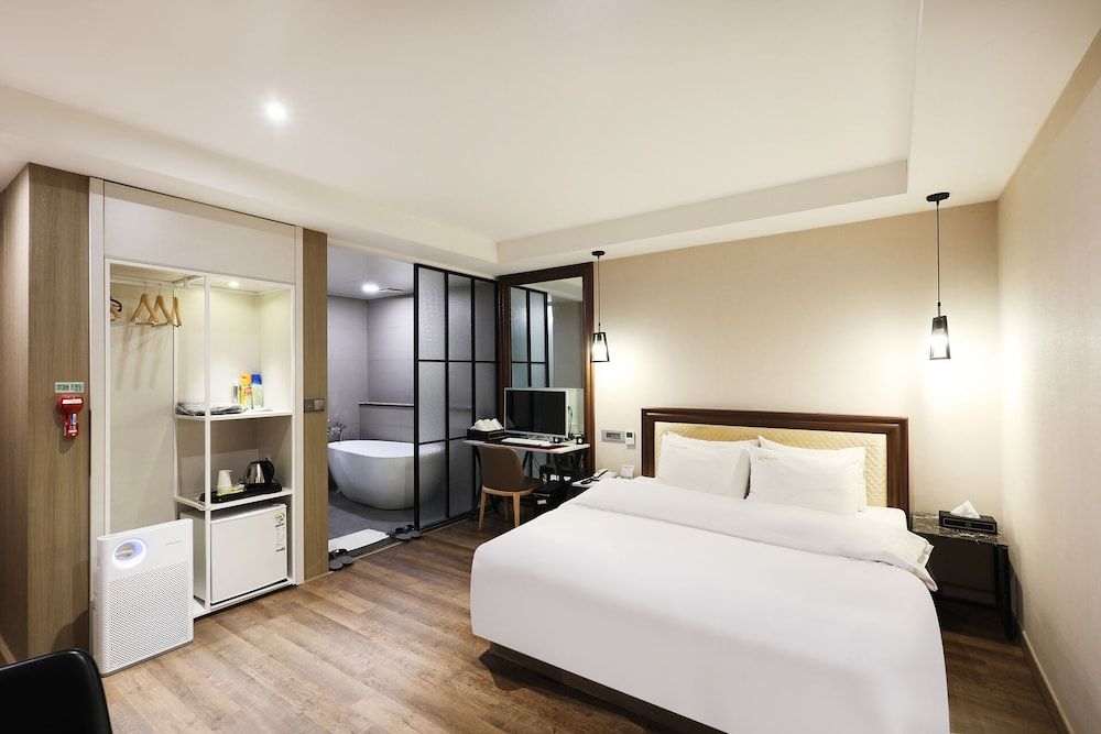 Mind Hotel Deluxe Room 2