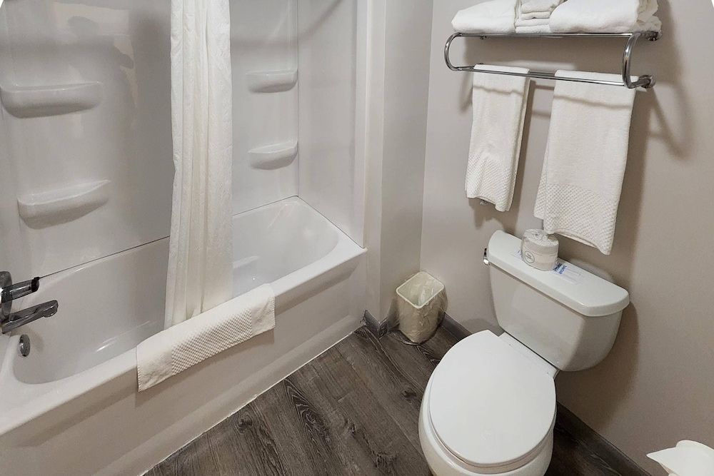 Econo Lodge Lakeshore Standard Room, 2 Queen Beds, Non Smoking 8