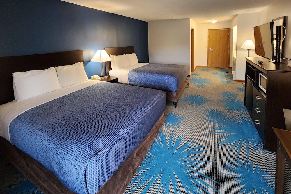 Econo Lodge Lakeshore Standard Room, 2 Queen Beds, Non Smoking 5