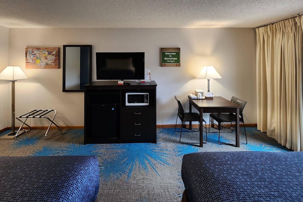 Econo Lodge Lakeshore Standard Room, 2 Queen Beds, Non Smoking 11