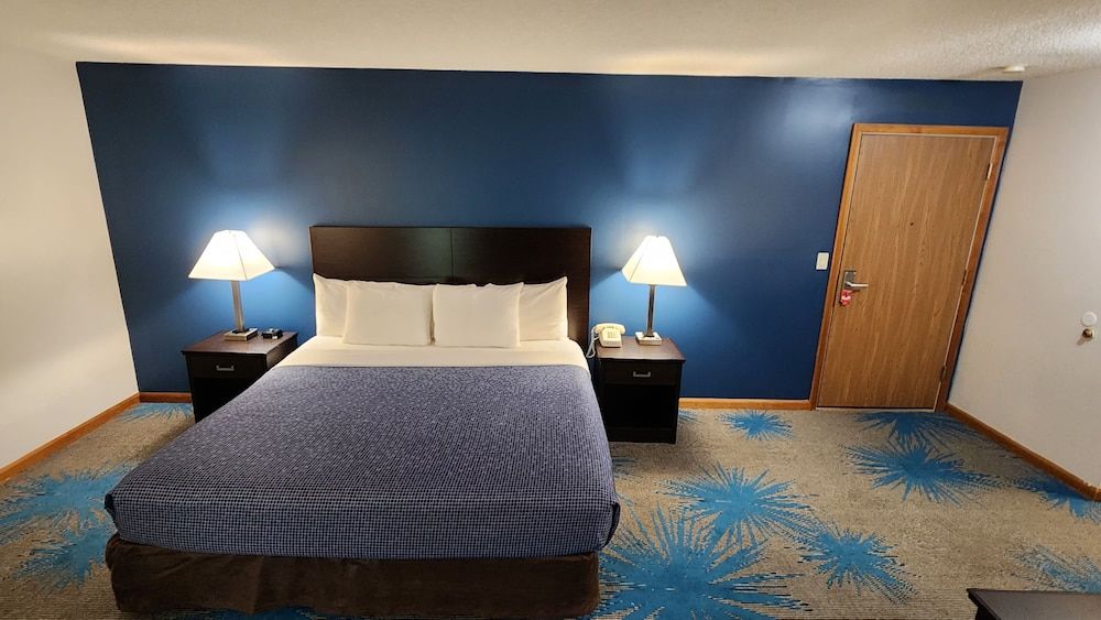 Econo Lodge Lakeshore Room, 1 King Bed, Accessible, Non Smoking