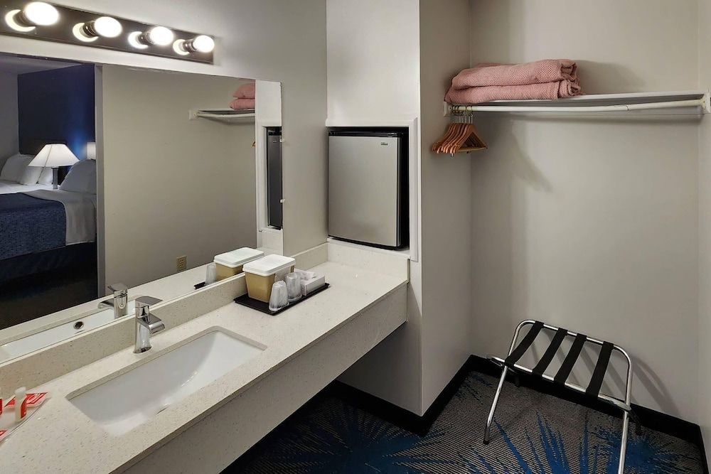 Econo Lodge Lakeshore Standard Room, 2 Queen Beds, Non Smoking 7