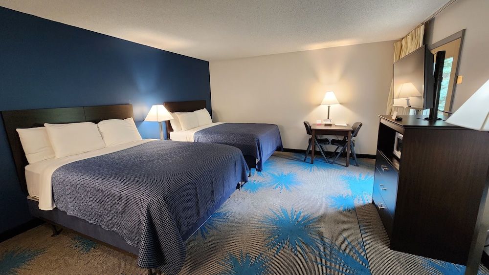 Econo Lodge Lakeshore Standard Room, 2 Queen Beds, Non Smoking 4